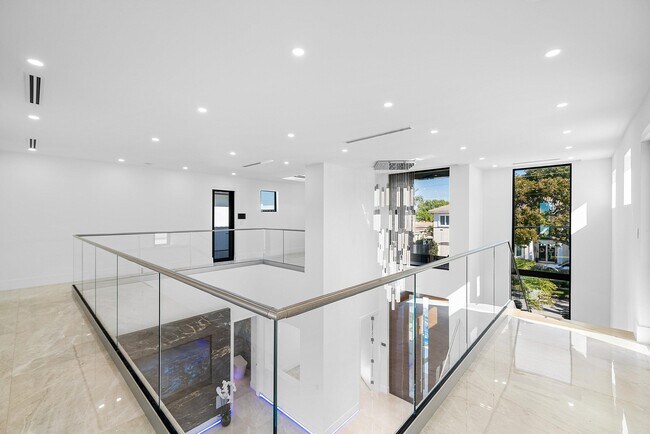 Building Photo - 2650 NE 48th Ct