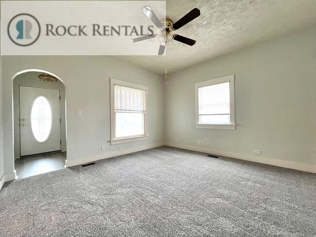 Building Photo - COMING SOON! 3 Bedroom 1.5 Bath House in Great Neighborhood