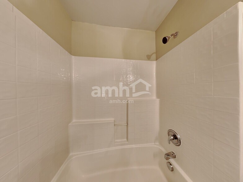 Building Photo - 2 Hidden Meadow Ct