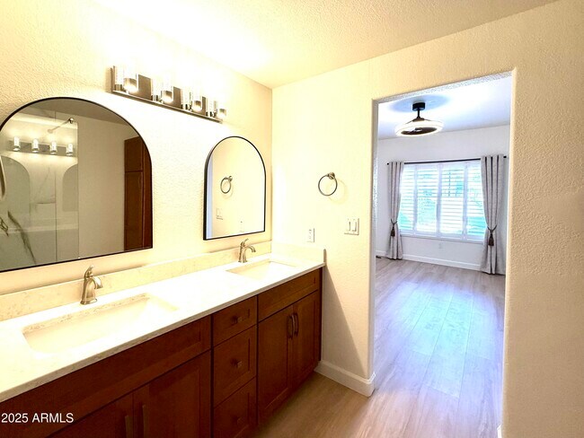 Building Photo - 7401 W Arrowhead Clubhouse Dr