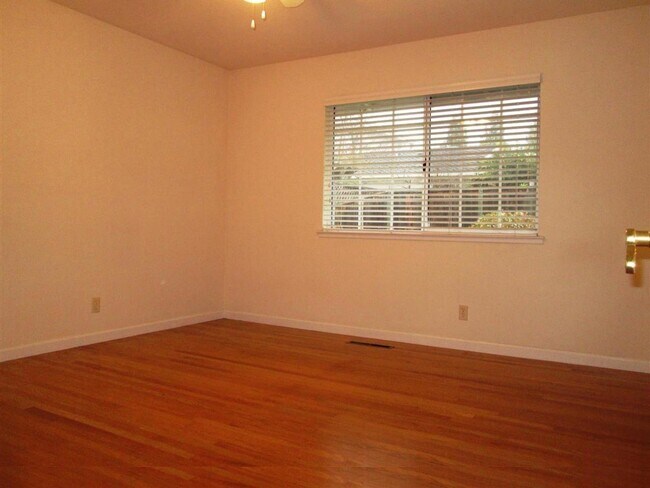 Building Photo - Spacious 4 bed 2 bath home in Fremont. Exc...