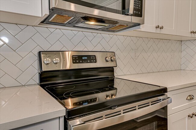 Building Photo - 705 Navan Ln