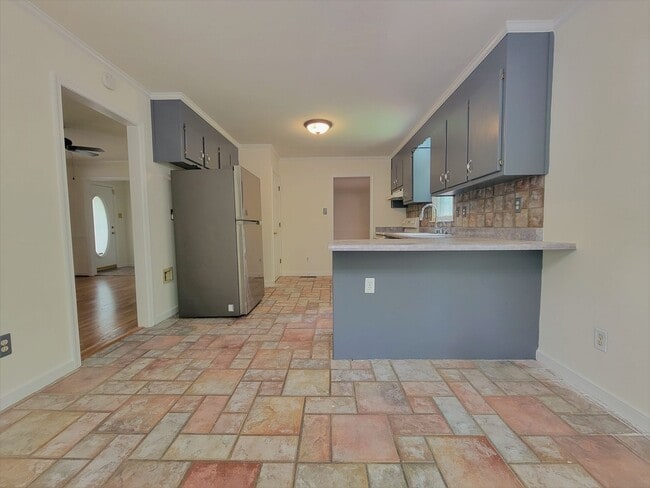 Building Photo - Spacious 3 bedroom 2.5 bath home in South ...