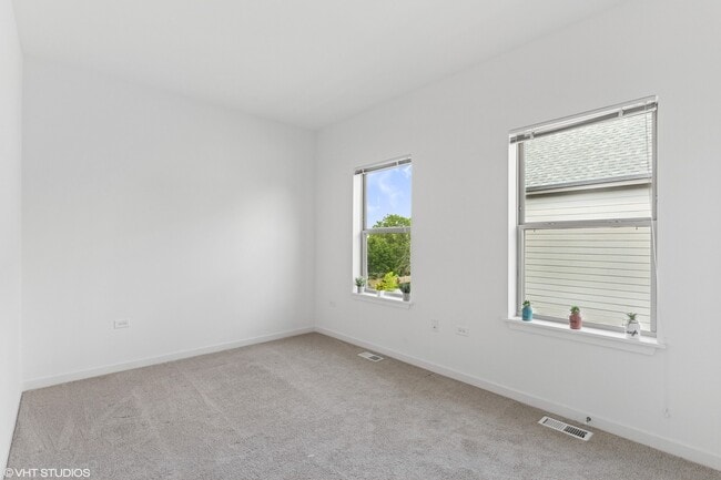 Building Photo - 15653 Lamon Ave