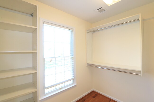 Building Photo - 5 BD + 3.5 Bath Bright & Beautiful Colonia...