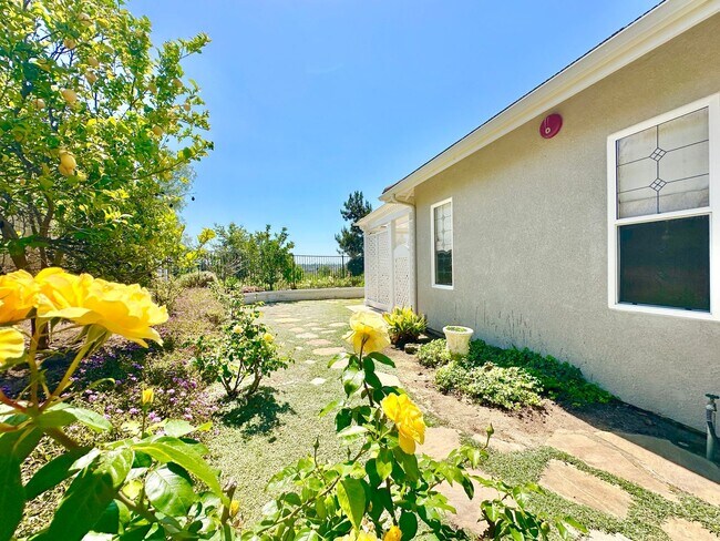 Building Photo - Beautiful Single-Level Custom Home with Serene Backyard Space in the Lovely Peppertree Park Commu...