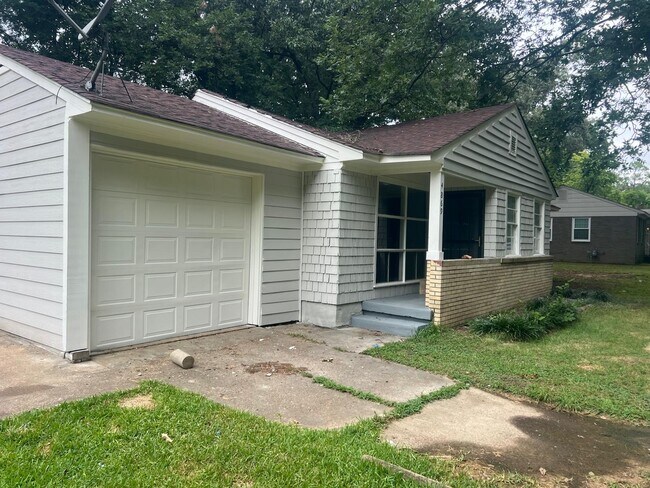 Building Photo - 4869 Fairfield Rd