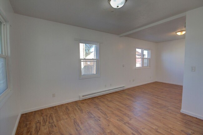 Building Photo - 123 3rd St