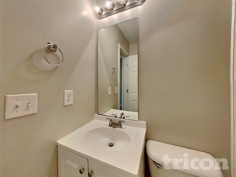 Building Photo - 1049 Octavia Ct