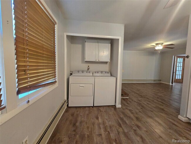Building Photo - 2951 Hill Dr