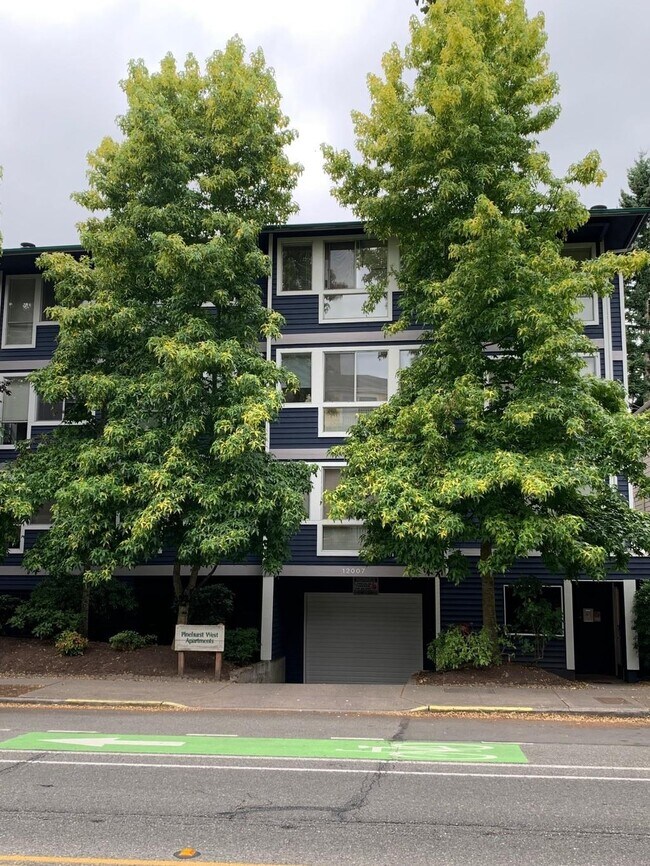 Primary Photo - Pinehurst West - 1 bedroom