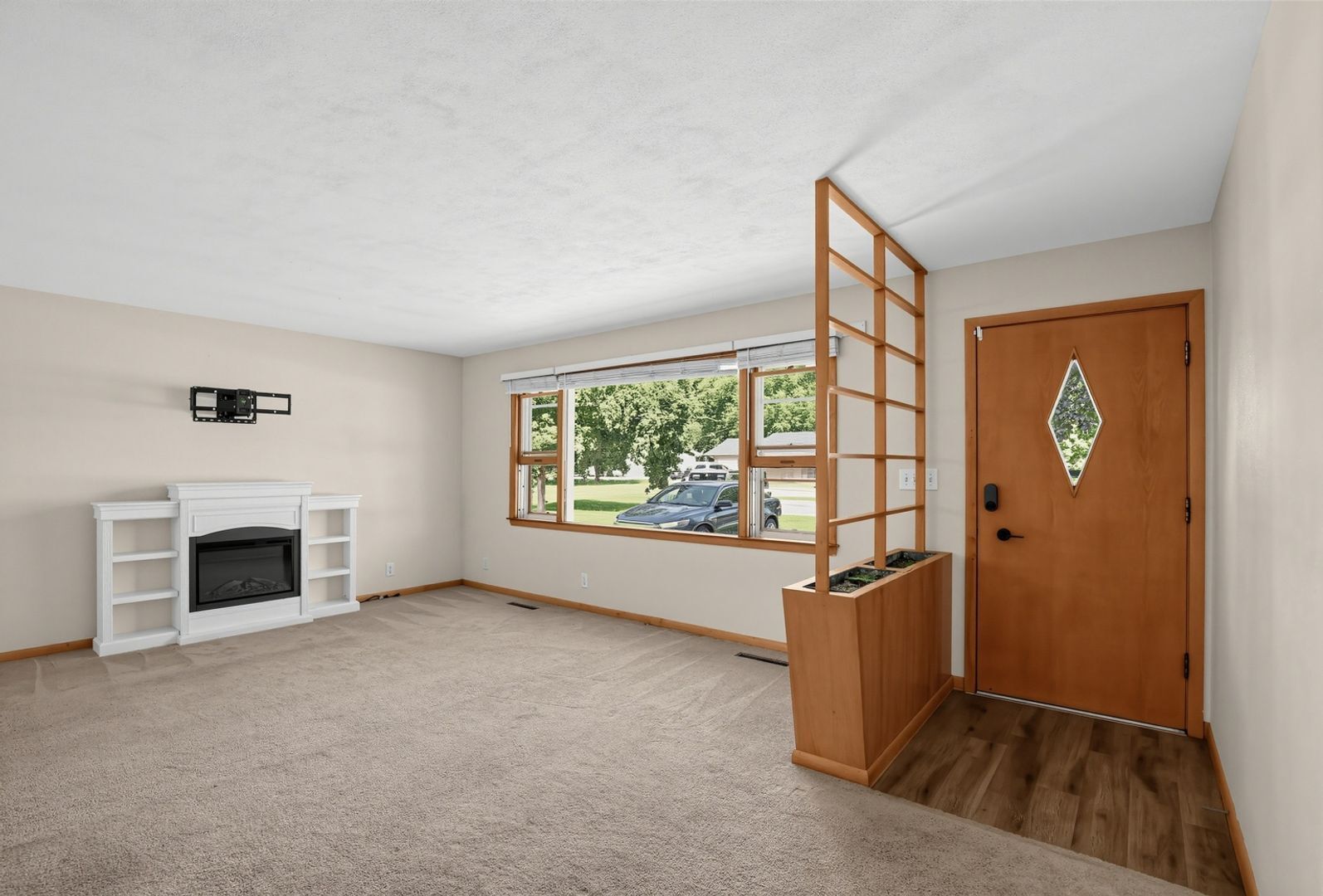 Building Photo - 3012 S Lilac Rd