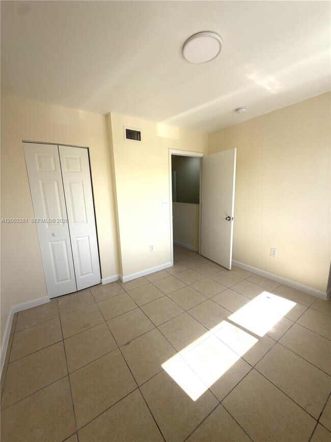 Building Photo - 14020 NE 3rd Ct