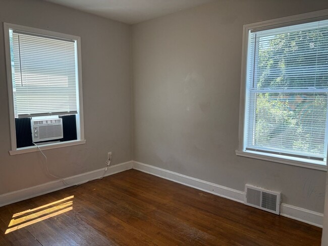 Building Photo - 2 Bedroom, 1 Bathroom Apartment in High Po...