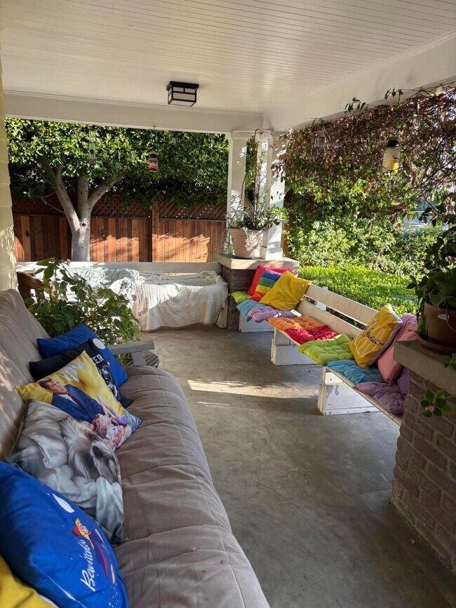 Building Photo - 839 N Orange Dr