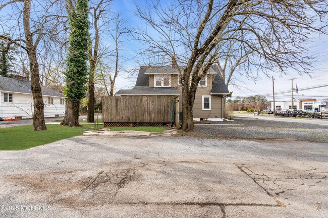 Building Photo - 2061 Lakewood Rd