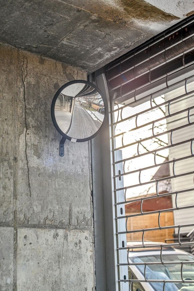 Building Photo - Stunning one bedroom unit in The Wedgewood section of town.