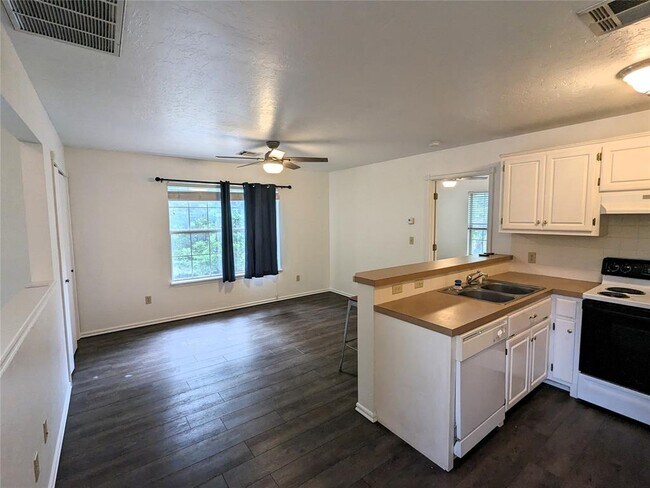 Building Photo - 420 W Comanche St