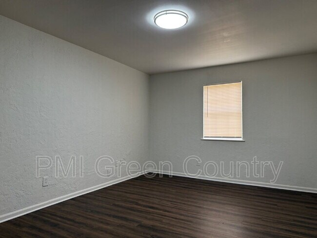 Building Photo - 321 W 62nd Pl N