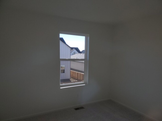 Building Photo - Exquisite 3 Bed 2.5 Bath Single Family Home