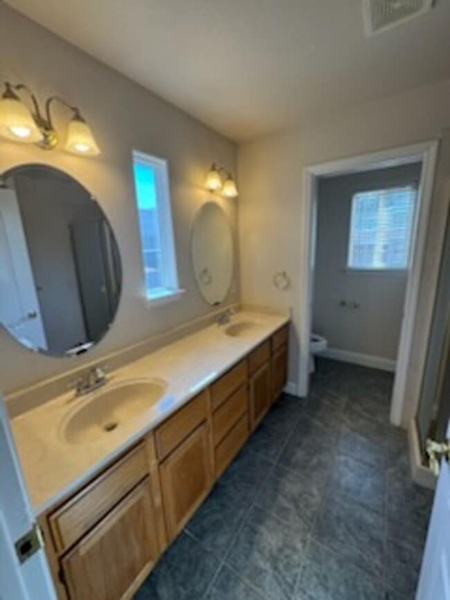 Building Photo - MOVE IN SPECIAL OF $500 OFF FIRST MONTHS RENT!