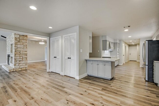 Building Photo - 11 Brookhollow Dr