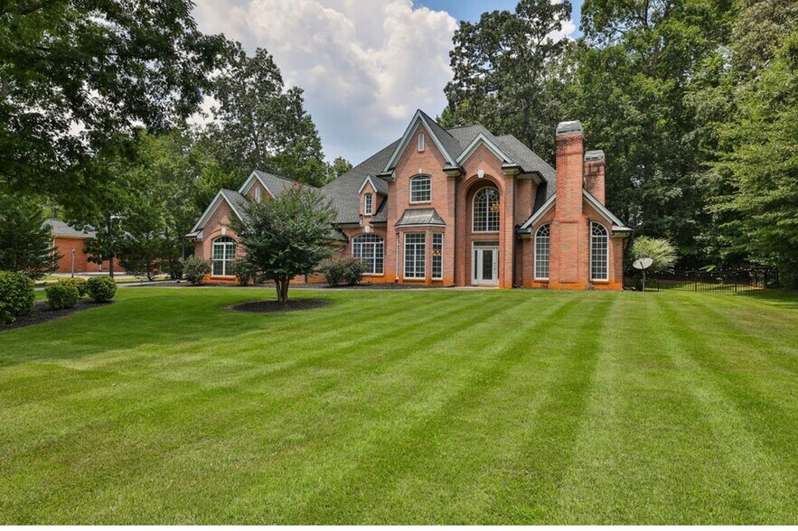 Building Photo - 8225 Seven Oaks Dr