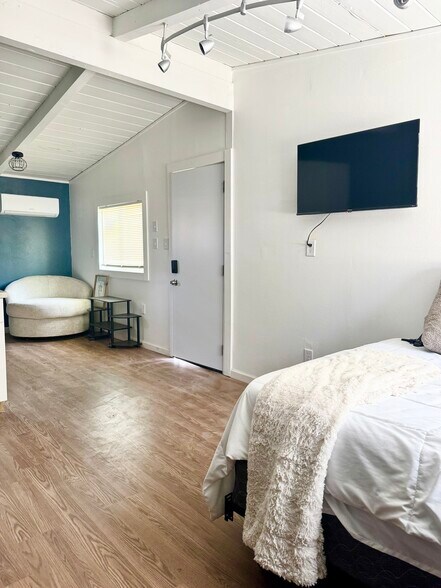 Building Photo - 6015 N Alturas Ave