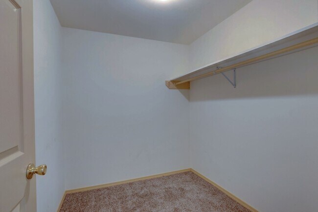 Building Photo - 2 bedroom and 2.5 Bath - Admirals Cove Home