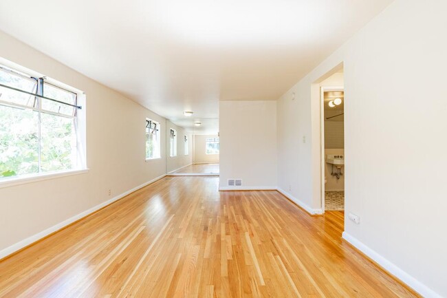 Building Photo - Boylston Court - 1 bedroom