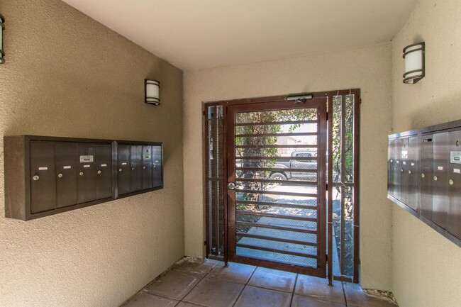 Building Photo - 4424 Altadena Ave