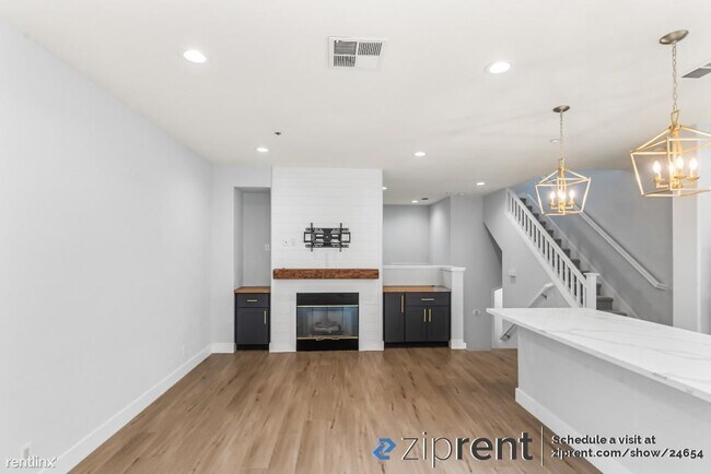 Building Photo - 3 br, 2.5 bath Townhome - 1052 Green Stree...