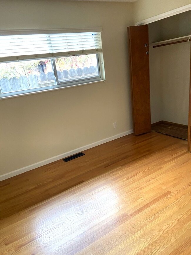 Building Photo - Spacious Duplex in Great Mountain View Area!