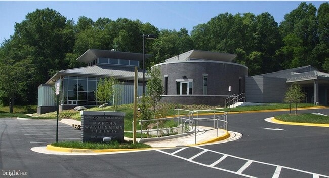 Building Photo - 6618 Boulevard View