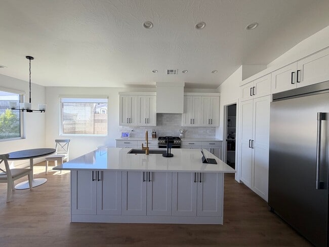Building Photo - 3 Bedroom, 2 bath home.