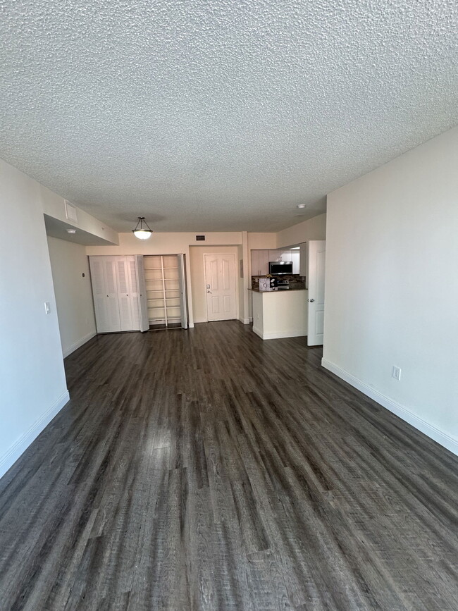 Building Photo - 17000 N Bay Rd
