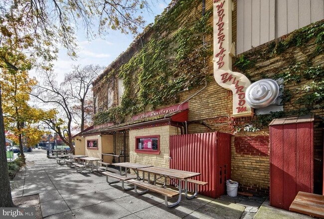 Building Photo - 1000 Park Rd NW