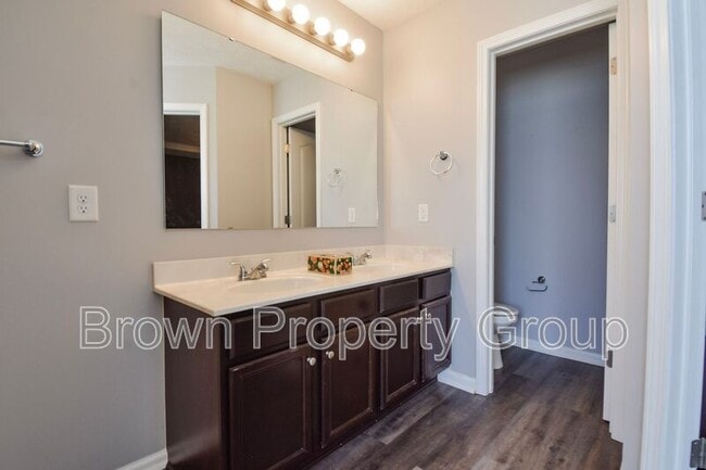 Building Photo - 494 Hogart St