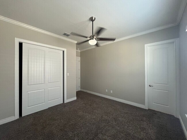 Building Photo - 4815 Viewcrest Rd