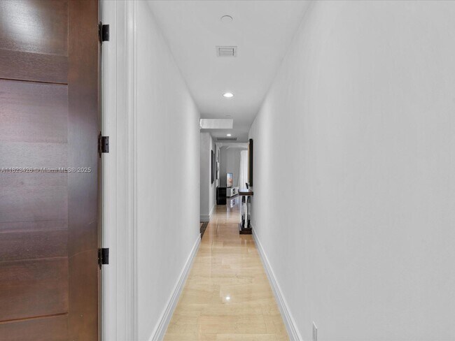 Building Photo - 15901 Collins Ave