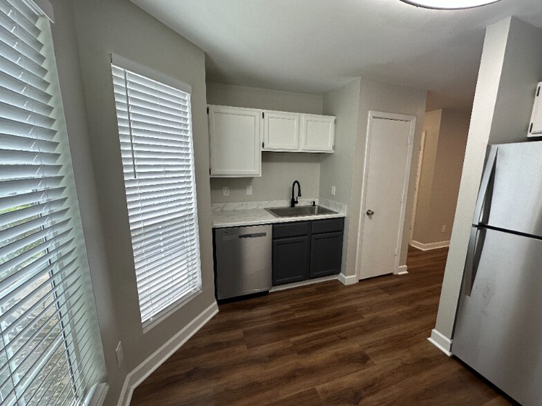 Building Photo - 152 Belmonte Dr SW