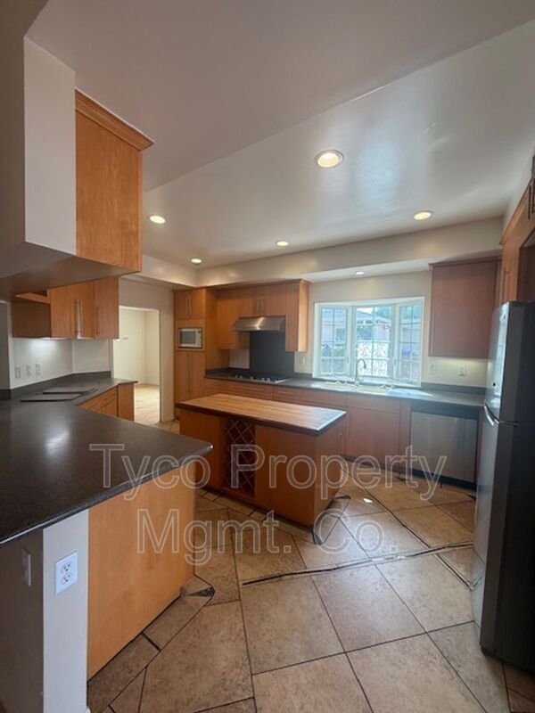 Building Photo - 626 2nd Ave