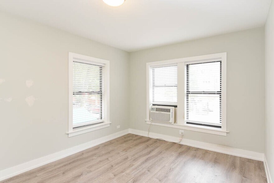 Building Photo - 725 W Brompton Ave