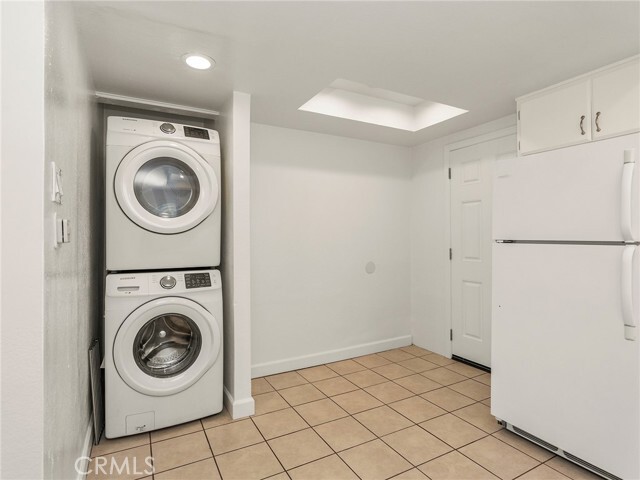 Building Photo - 927 N Screenland Dr