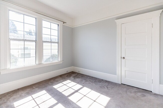 Building Photo - Large updated 2 bedroom, walk to Downtown,...