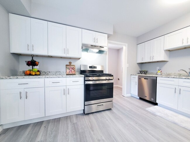 Building Photo - 4 Bed - 1 Bath Cape Cod for Rent