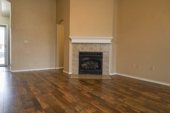 Building Photo - 3 Bed 2 Bath