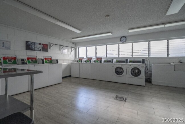 Building Photo - $2600.00 | 2BD/1BA Condo ALL UTILITIES INC...