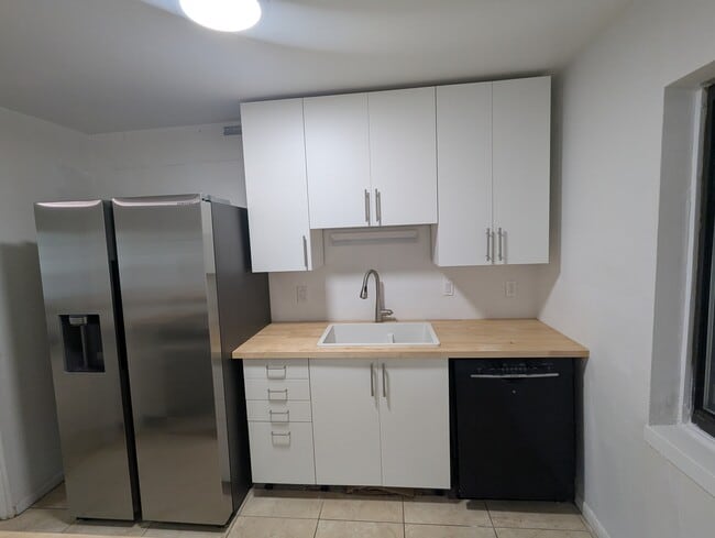 Building Photo - 2002 NE 15th Ter