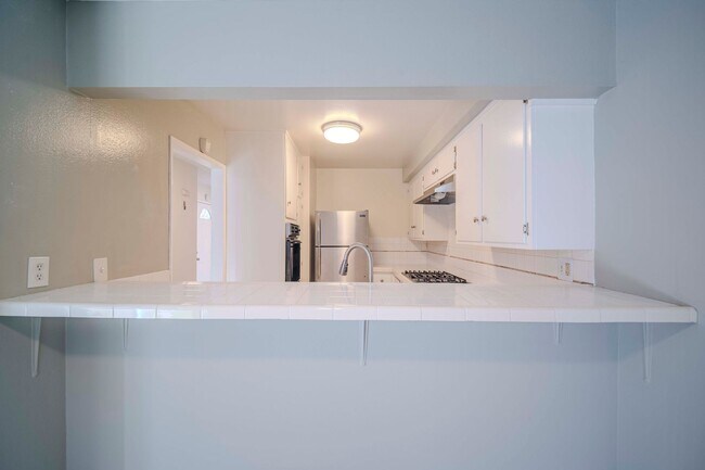 Building Photo - 679 Center St